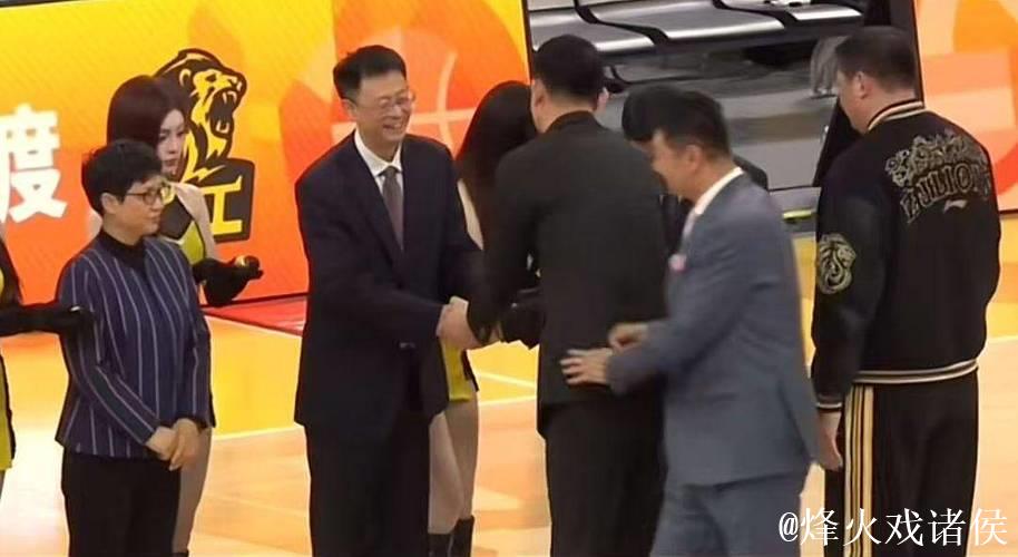 不给冠军面子?为王博颁戒指掉地上,楼明更衣室领奖,球迷:太教条了 不给冠军面子?为王博颁戒指掉地上,楼明更衣室领奖,球迷:太教条了